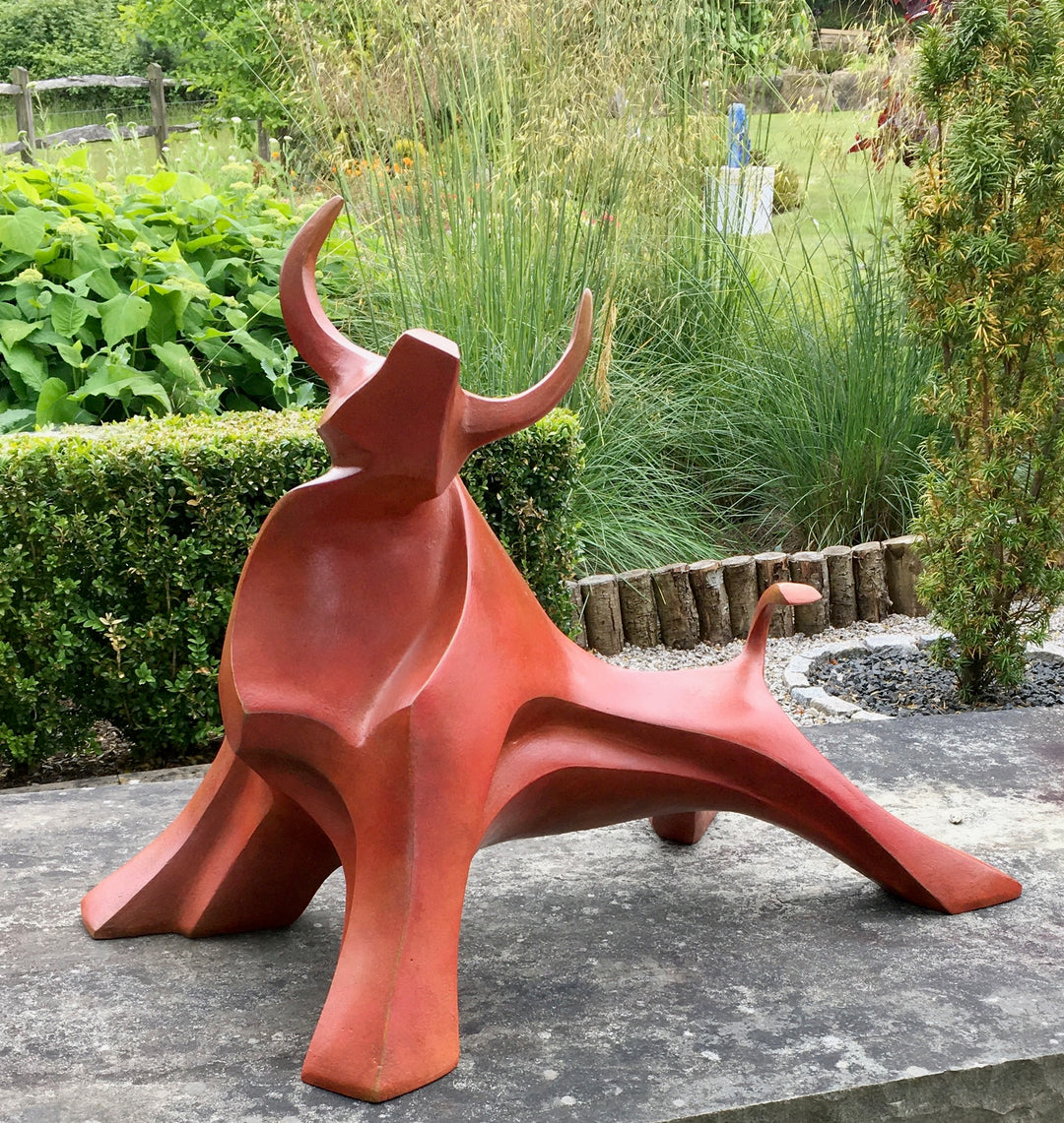 Marie Ackers The Large Red Bull sculpture — dynamic abstract bull in bronze or resin, limited edition of 8. Strong red patina, horns raised, body flowing in geometric curves. Suitable for indoor display, gardens, and public spaces.
