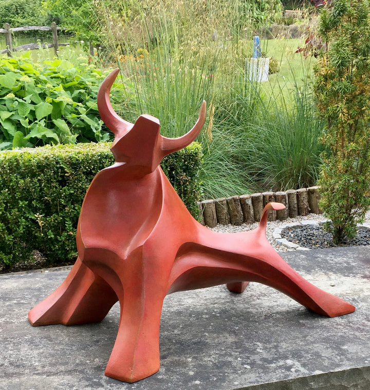 Marie Ackers The Large Red Bull sculpture — dynamic abstract bull in bronze or resin, limited edition of 8. Strong red patina, horns raised, body flowing in geometric curves. Suitable for indoor display, gardens, and public spaces.