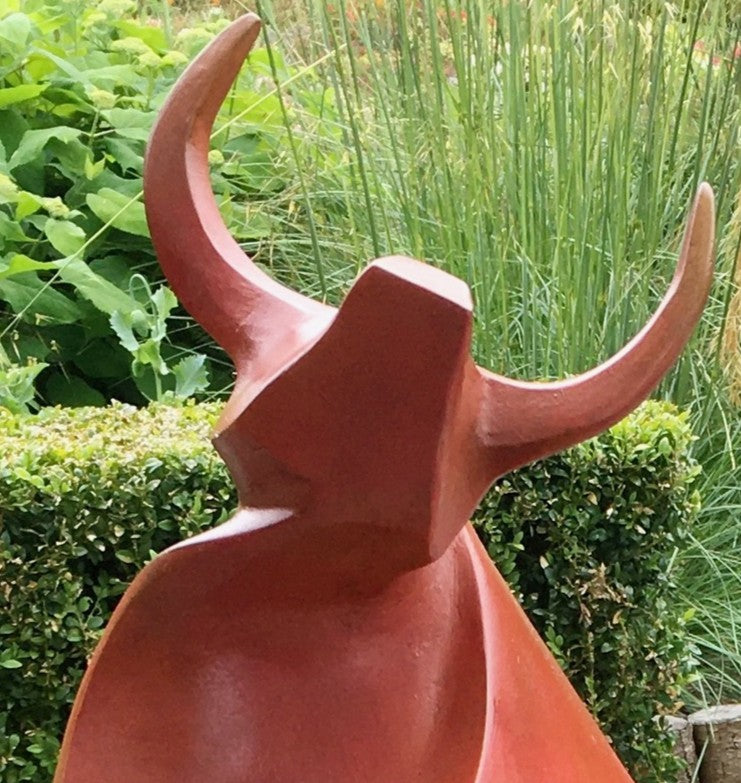 Marie Ackers The Large Red Bull sculpture — dynamic abstract bull in bronze or resin, limited edition of 8. Strong red patina, horns raised, body flowing in geometric curves. Suitable for indoor display, gardens, and public spaces.