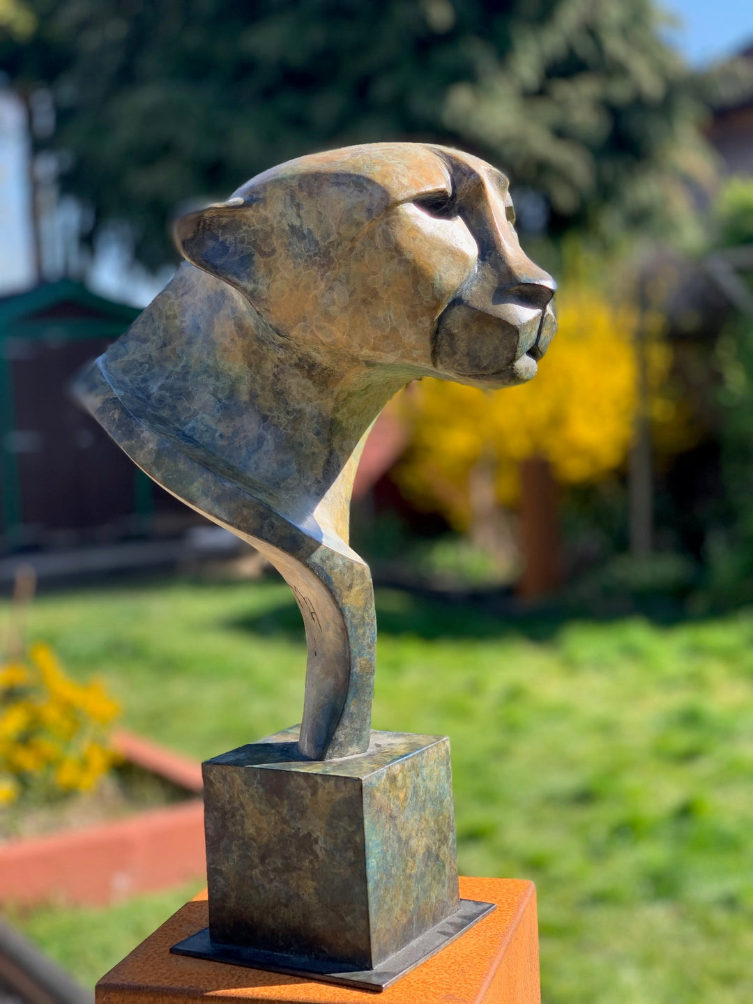 Marie Ackers Spirit of Savannah bronze sculpture, limited edition of 8. Stylised cheetah head and shoulders with flowing geometric lines, patinated in earthy green and bronze tones, evoking the spirit and elegance of Africa’s great cats.